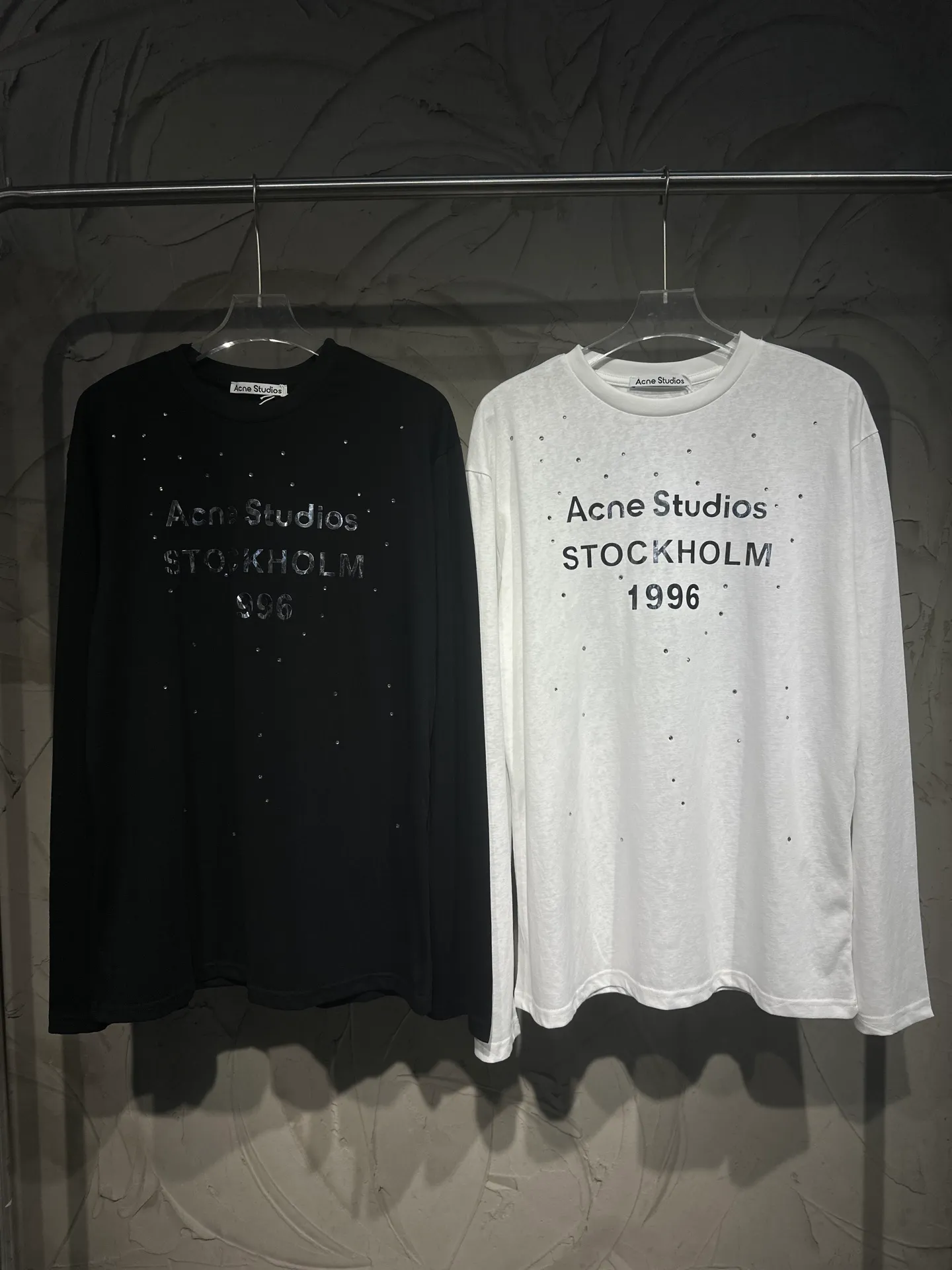 Acne Studios New Arrival North America Limited Laser Silver Silver Series Long Sleeve Hot Diamond T-Shirt Acne Studios Highest Edition Long Sleeve Series Long Sleeve T-shirt is one that you can’t help but love. The long-sleeved T os version is not picky. The snowflake cotton fabric feels soft and smooth and is not easy to wash. The fabric has been treated so it is stronger than the Quality counter. It can be used as sun protection clothing in summer. The same fabric as the original version is relatively thin. The feel and count are in place. The fried yellowing effect is cool. The printing effect is also in place. Details are online for comparison. 1 color and four sizes #long-sleeved T-shirt # #acne Color: White Black Size: S M LXL